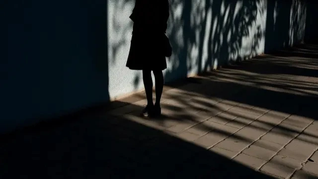 Görünmemek üzerine