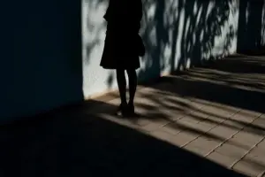 Görünmemek üzerine