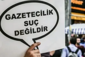 Otoriter rejimlerde bir direniş biçimi olarak slogan: "Gazetecilik suç değildir"