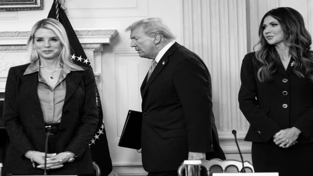 Pam ve Kristi, kenara atıldılar (Kopya)