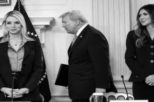 Pam ve Kristi, kenara atıldılar (Kopya)