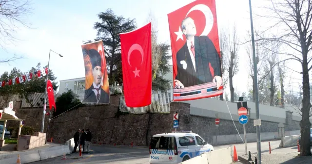 Suudi Büyükelçiliği çevresi Atatürk resimleriyle donatıldı