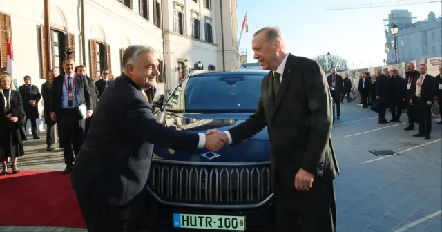 Erdoğan, Orban'a TOGG hediye etti.