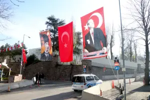 Suudi Büyükelçiliği çevresi Atatürk resimleriyle donatıldı