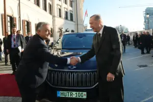 Erdoğan, Orban'a TOGG hediye etti.