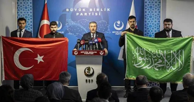 Destici de ‘tevhid’ bayrağı açtı