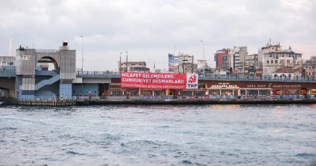 TKP Galata Köprüsü’ne cumhuriyet pankartı astı
