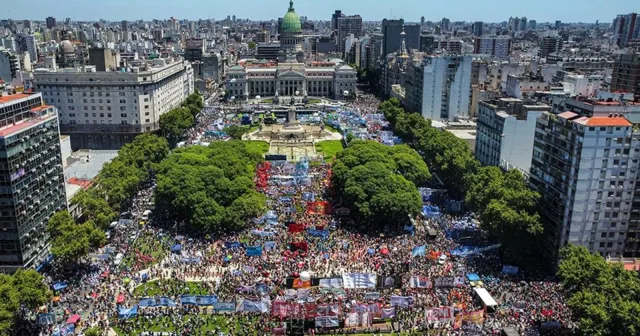 Arjantin'de binlerce kişi genel grev kapsamında hükümeti protesto etti