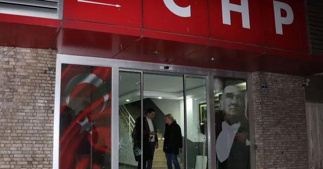 Antalya'da CHP il binasına taşlı saldırı