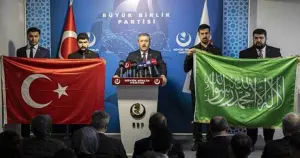 Destici de ‘tevhid’ bayrağı açtı