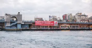 TKP Galata Köprüsü’ne cumhuriyet pankartı astı