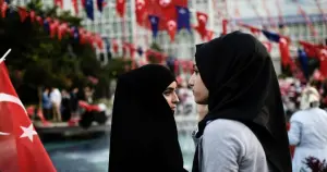 Anket: 10 kişiden sekizi laik bir ülke istiyor