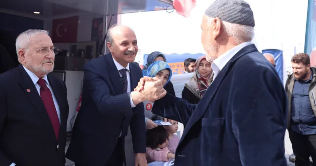 Saadet Partili Birol Aydın, Erbakan için dökülen lokmayı dağıttı