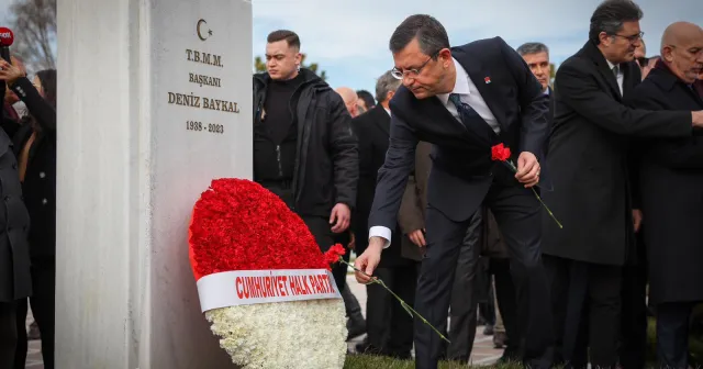 Özgür Özel, Deniz Baykal'ı mezarı başında andı