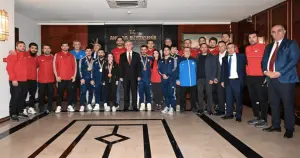 Mansur Yavaş, Avrupa Şampiyonu olarak dönen sporcularla buluştu