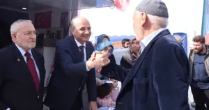 Saadet Partili Birol Aydın, Erbakan için dökülen lokmayı dağıttı
