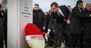 Özgür Özel, Deniz Baykal'ı mezarı başında andı