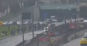 Tramvay yayaya çarptı: Seferler durdu