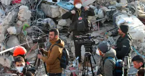 RSF: Gazeteciler hem depremden hem baskılardan çekti