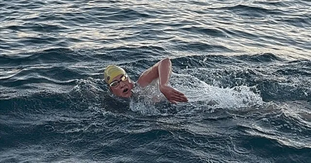 Yüzücü Aysu Türkoğlu, Cook Boğazı geçişini tamamladı