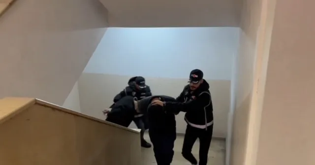 Kırmızı bültenle aranan 2 kişi İstanbul'da yakalandı