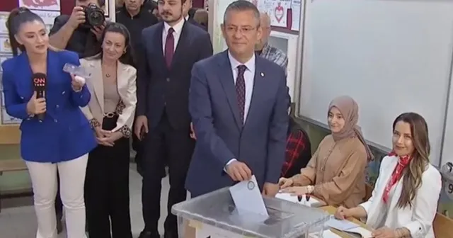 Özgür Özel Manisa'da oyunu kullandı