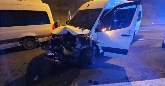 Hakim ve savcıları taşıyan servis minibüsü kaza yaptı: 2 yaralı