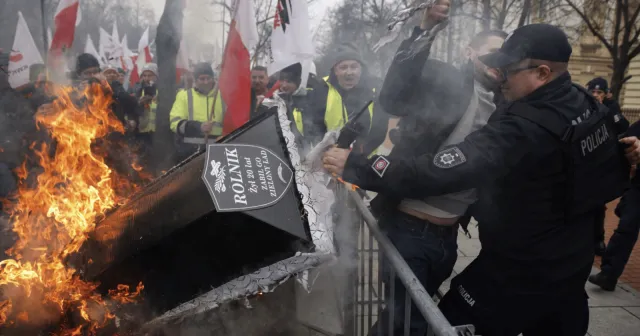 Polonyalı çiftçiler AB politikalarını ve Ukrayna ithalatını protesto etti