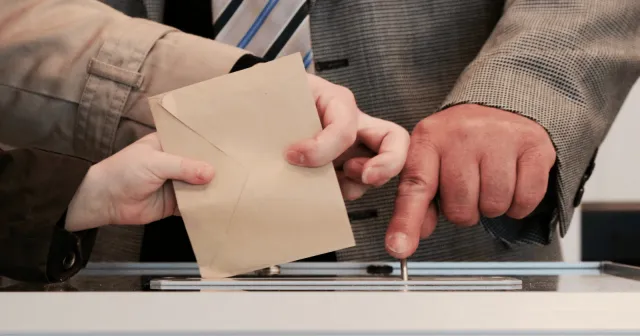 Kampanya sürecinde "Yönetilen Demokrasi" emareleri