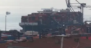 Evyapport limanında gemi vinçlere çarptı