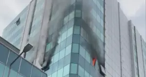 İstanbul’da 12 katlı iş merkezinde yangın çıktı