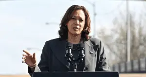 Kamala Harris: "ABD halkı bir savcı ve suçlu arasında tercih yapacak"