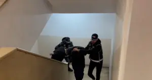 Kırmızı bültenle aranan 2 kişi İstanbul'da yakalandı