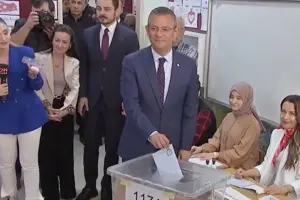 Özgür Özel Manisa'da oyunu kullandı
