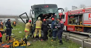 Düzce'de yolcu otobüsü kaza yaptı: 17 yaralı