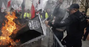 Polonyalı çiftçiler AB politikalarını ve Ukrayna ithalatını protesto etti