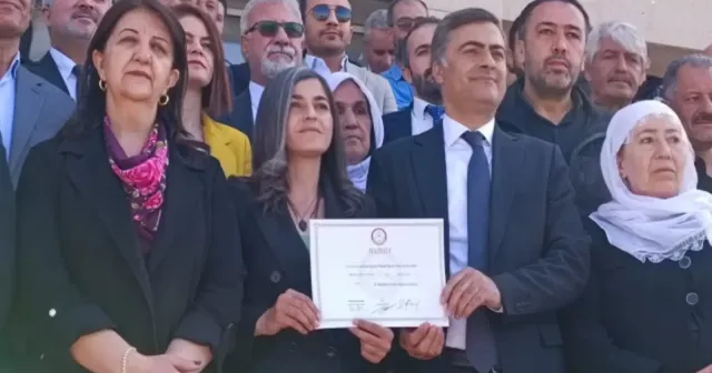 DEM Partili Abdullah Zeydan mazbatasını aldı