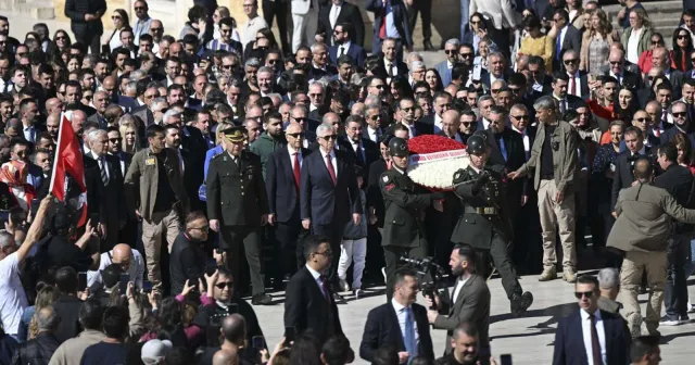 Ankara'nın yeni seçilen CHP'li belediye başkanları Anıtkabir'i ziyaret etti