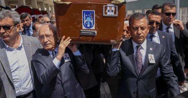 Özel ve Kılıçdaroğlu, Bayraktar'ın cenazesini birlikte omuzladı