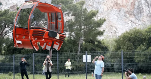 Teleferik kazasında havada asılı kalan kabinler yere indirildi