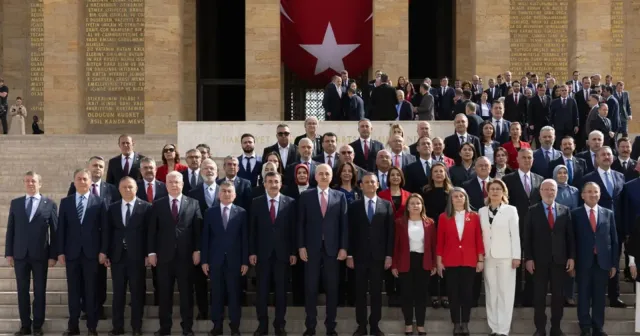 Devlet erkanı, Anıtkabir'i ziyaret etti