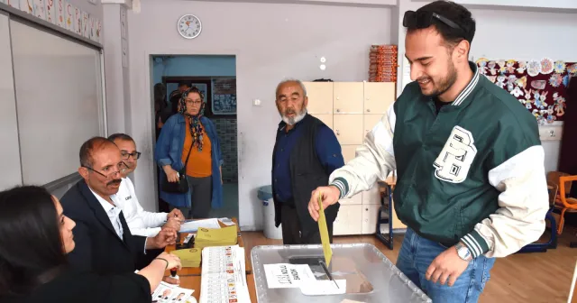 "Gidecekler denen gençler bir seçim daha beklemeye karar vermişlerdir"