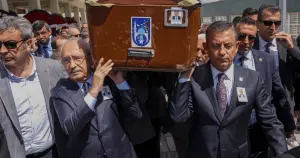 Özel ve Kılıçdaroğlu, Bayraktar'ın cenazesini birlikte omuzladı
