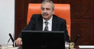 Sırrı Süreyya Önder TBMM'de oturumu yönetirken rahatsızlandı