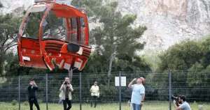 Teleferik kazasında havada asılı kalan kabinler yere indirildi