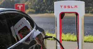 Musk sürücüsüz taksi modeli için tarih verdi