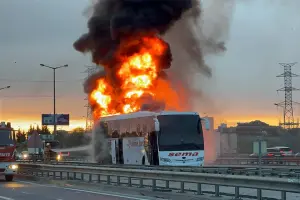 Ümraniye’de iki yolcu otobüsü yandı