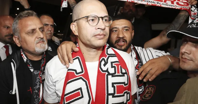 Alex de Souza imza için Antalya'da