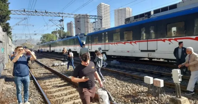 İZBAN raydan çıktı, yolcular tahliye edildi