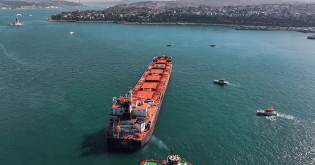 İstanbul Boğazı'nda karaya oturan yük gemisi kurtarıldı